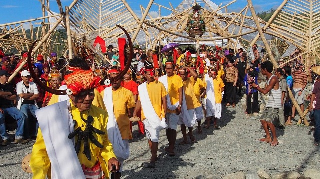 インドネシア皆既日食フェスティバルでのローカル儀式
